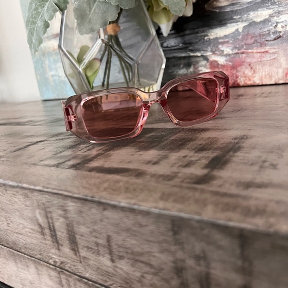 ⭐️SOLD!!⭐️Pink Rectangular Sunglasses - Picture 3 of 4